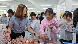 หลอดไฟโตชิบา เลี้ยงอาหารน้อง ๆ ในวันเด็ก