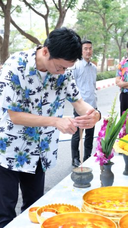 สงกรานต์สุขใจ สว่างไสวด้วยแสงบุญ 