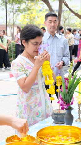 สงกรานต์สุขใจ สว่างไสวด้วยแสงบุญ 