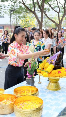 สงกรานต์สุขใจ สว่างไสวด้วยแสงบุญ 