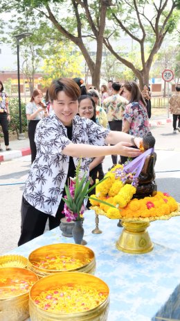 สงกรานต์สุขใจ สว่างไสวด้วยแสงบุญ 