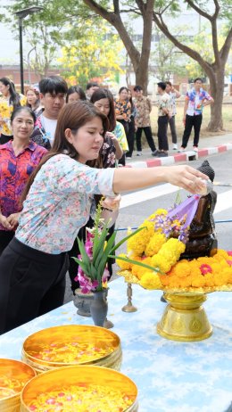 สงกรานต์สุขใจ สว่างไสวด้วยแสงบุญ 