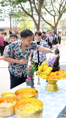 สงกรานต์สุขใจ สว่างไสวด้วยแสงบุญ 