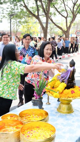 สงกรานต์สุขใจ สว่างไสวด้วยแสงบุญ 