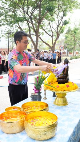 สงกรานต์สุขใจ สว่างไสวด้วยแสงบุญ 