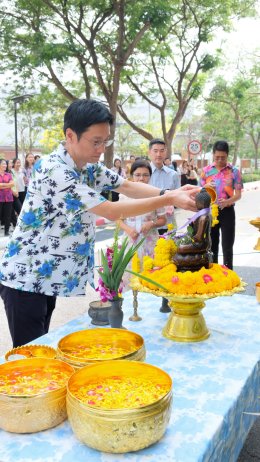 สงกรานต์สุขใจ สว่างไสวด้วยแสงบุญ 