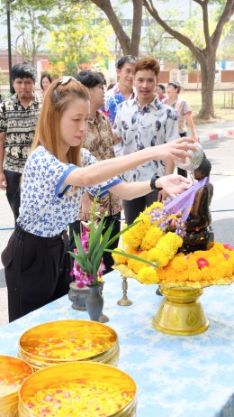 สงกรานต์สุขใจ สว่างไสวด้วยแสงบุญ 