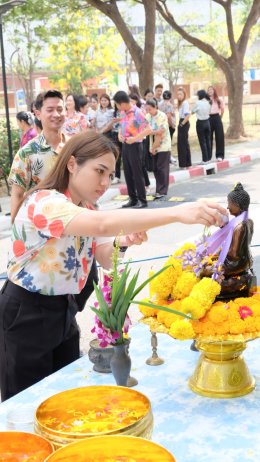 สงกรานต์สุขใจ สว่างไสวด้วยแสงบุญ 