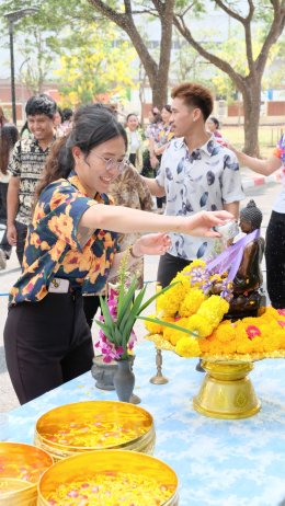สงกรานต์สุขใจ สว่างไสวด้วยแสงบุญ 