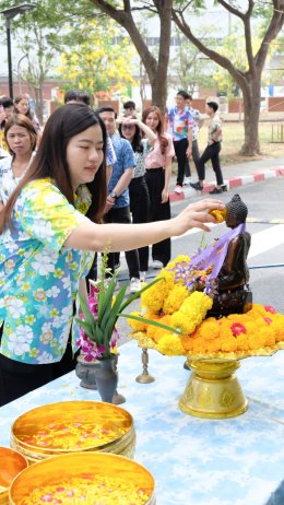 สงกรานต์สุขใจ สว่างไสวด้วยแสงบุญ 