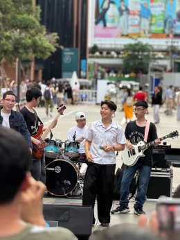'อะตอม ชนกันต์' โผล่เซอร์ไพรส์กลางสยาม! ร่วมแจม Rising Star บนเวที "SIAM SQUARE RISING STAGE"