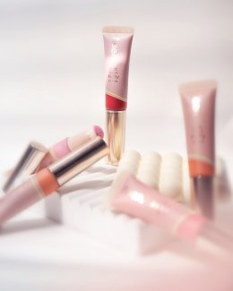 "ออม-สุชาร์" นางเอกสาว ขึ้นแท่นผู้บริหาร ปั้นแบรนด์เครื่องสำอาง "Fleen Beauty" เมคอัพXสกินแคร์ อัปสวยตั้งแต่ขั้นตอนแรก!