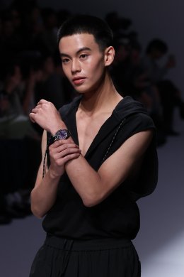 หล่อสะกดทุกสายตา! 'อเล็กซ์-อเล็กซานเดอร์' สมาชิกวง DICE นำทีมเฉิดฉายบนรันเวย์ PAINKILLER Atelier Presented by CITIZEN ในงาน BIFW 2025