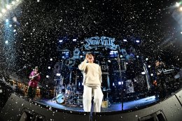 "Snow Ville 2025 presented by mMilk"  อบอวลด้วยเสียงเพลงและความสุขส่งท้ายปี!! ศิลปินฮอตโชว์ร้อง-เต้นจัดเต็ม!! แฟนเพลงนับพันแห่เชียร์แน่น SW1 MARKET