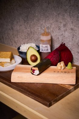 'แม่ชม' ควง 'พ่อน็อต' พร้อม 'น้องเกล' ตะลุยกินเจ พร้อมลอง Hand Roll KANORI × Plantiful งานนี้ชิมเพลินจนต้องขออีกคำ!