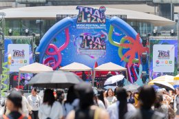 บรรยากาศสงกรานต์กรุงเทพฯ วันแรกคึกคัก คนไทย-ต่างชาติร่วมเล่นน้ำที่เซ็นทรัลเวิลด์ แลนด์มาร์กใจกลางเมือง