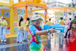 บรรยากาศสงกรานต์กรุงเทพฯ วันแรกคึกคัก คนไทย-ต่างชาติร่วมเล่นน้ำที่เซ็นทรัลเวิลด์ แลนด์มาร์กใจกลางเมือง