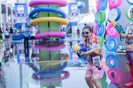 บรรยากาศสงกรานต์กรุงเทพฯ วันแรกคึกคัก คนไทย-ต่างชาติร่วมเล่นน้ำที่เซ็นทรัลเวิลด์ แลนด์มาร์กใจกลางเมือง