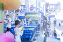 บรรยากาศสงกรานต์กรุงเทพฯ วันแรกคึกคัก คนไทย-ต่างชาติร่วมเล่นน้ำที่เซ็นทรัลเวิลด์ แลนด์มาร์กใจกลางเมือง