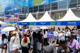 บรรยากาศสงกรานต์กรุงเทพฯ วันแรกคึกคัก คนไทย-ต่างชาติร่วมเล่นน้ำที่เซ็นทรัลเวิลด์ แลนด์มาร์กใจกลางเมือง