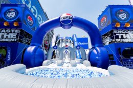 บรรยากาศสงกรานต์กรุงเทพฯ วันแรกคึกคัก คนไทย-ต่างชาติร่วมเล่นน้ำที่เซ็นทรัลเวิลด์ แลนด์มาร์กใจกลางเมือง