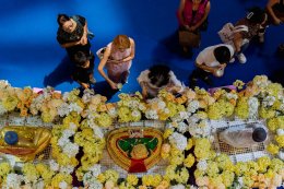 บรรยากาศสงกรานต์กรุงเทพฯ วันแรกคึกคัก คนไทย-ต่างชาติร่วมเล่นน้ำที่เซ็นทรัลเวิลด์ แลนด์มาร์กใจกลางเมือง