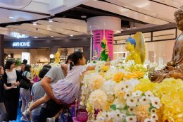 บรรยากาศสงกรานต์กรุงเทพฯ วันแรกคึกคัก คนไทย-ต่างชาติร่วมเล่นน้ำที่เซ็นทรัลเวิลด์ แลนด์มาร์กใจกลางเมือง