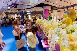 บรรยากาศสงกรานต์กรุงเทพฯ วันแรกคึกคัก คนไทย-ต่างชาติร่วมเล่นน้ำที่เซ็นทรัลเวิลด์ แลนด์มาร์กใจกลางเมือง