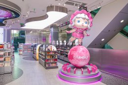 'แม่ชม' ควง 'น้องแอบิเกล' แท็กทีม 'พีพี กฤษฏ์' ฉลอง 20 ปี "EVEANDBOY" พร้อมขนทัพคนดังเปิดแฟล็กชิฟสโตร์ใจกลางสยามสแควร์