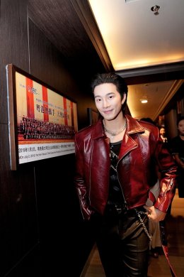 คุนหมิงแตก! 'บี้ ธรรศภาคย์' โชว์สกิลศิลปินตัวท็อป ร้องเต้นสุดปัง บุกเทศกาลไทยครั้งที่ 16 แฟนคลับจีนแห่ต้อนรับสนั่นห้าง