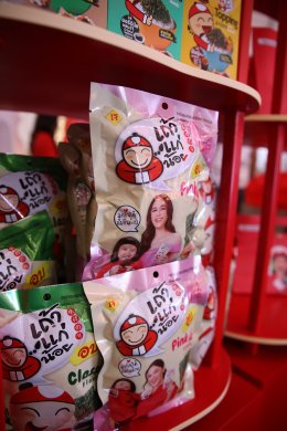 แฟนคลับกรี๊ด 'เจ๊เกล' เปิดตัวมาดใหม่ พร้อมแม่ชมพู่ อารยา เป็น 'เถ้าแก่เกล' ในงาน "เถ้าแก่น้อย x เถ้าแก่เกล Snack Party"
