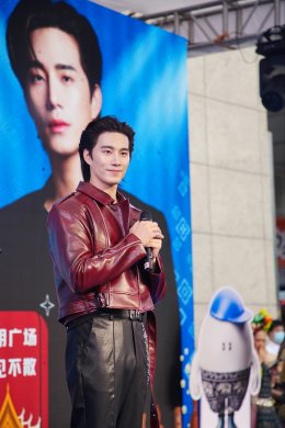 คุนหมิงแตก! 'บี้ ธรรศภาคย์' โชว์สกิลศิลปินตัวท็อป ร้องเต้นสุดปัง บุกเทศกาลไทยครั้งที่ 16 แฟนคลับจีนแห่ต้อนรับสนั่นห้าง