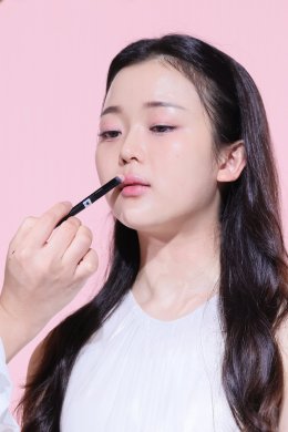 "ออม-สุชาร์" นางเอกสาว ขึ้นแท่นผู้บริหาร ปั้นแบรนด์เครื่องสำอาง "Fleen Beauty" เมคอัพXสกินแคร์ อัปสวยตั้งแต่ขั้นตอนแรก!