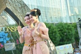 "หลิง-ออม" สวยสะกดงดงามเลอค่า สวมเครื่องเพชร-ทองโบราณงามสง่า ปรากฏโฉมเป็นนางสงกรานต์รากษสเทวี นำขบวนแห่สุดวิจิตรริมเจ้าพระยา ในมหาปรากฏการณ์ "ICONSIAM THAICONIC SONGKRAN 2026"