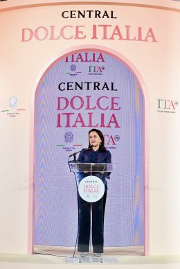 ห้างเซ็นทรัลจับมือ ITA แท็กทีม 'ลีน่า - ดัง' เปิดงาน "CENTRAL DOLCE ITALIA 2026" ชวนสนุกสไตล์อิตาเลียน จัดเต็มแฟชั่นโชว์ อาหาร ดนตรี และเวิร์กชอป พร้อมช้อปแบรนด์อิตาลีและรับของสมนาคุณ วันนี้ - 24 พ.ย. 2569