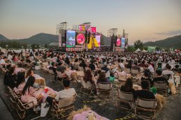 งานเฉลิมฉลองเหนือจินตนาการ Fantastic Circus กลางหุบเขาสวนผึ้ง Chang Music Connection presents Season of Love Song ครั้งที่ 15 กับโชว์พิเศษจาก 14 ศิลปินสุดฮิต 