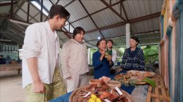 'เต้ย พงศกร' แท็กทีม 'อาไท' เช็คอินสกลนคร สัมผัสมนต์เสน่ห์เมืองคาทอลิก บุกอาณาจักร "ผ้าย้อมคราม" มรดกภูมิปัญญาสู่อินเตอร์ ในรายการ "หอมแผ่นดินฯ"