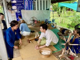 'เต้ย พงศกร' แท็กทีม 'อาไท' เช็คอินสกลนคร สัมผัสมนต์เสน่ห์เมืองคาทอลิก บุกอาณาจักร "ผ้าย้อมคราม" มรดกภูมิปัญญาสู่อินเตอร์ ในรายการ "หอมแผ่นดินฯ"