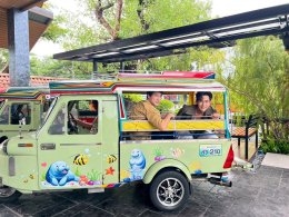 'เต้ย พงศกร' ชวน 'หมอก้อง สรวิชญ์' ตะลุยเมืองตรัง นั่งตุ๊กตุ๊กชมย่านตึกเก่า บุกอาณาจักร "ผ้าทอนาหมื่นศรี" มรดกภูมิปัญญา 200 ปี ใน "หอมแผ่นดินฯ"