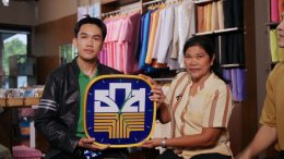 'เต้ย พงศกร' ชวน 'หมอก้อง สรวิชญ์' ตะลุยเมืองตรัง นั่งตุ๊กตุ๊กชมย่านตึกเก่า บุกอาณาจักร "ผ้าทอนาหมื่นศรี" มรดกภูมิปัญญา 200 ปี ใน "หอมแผ่นดินฯ"