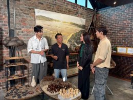 'เต้ย พงศกร' ชวน 'หมอก้อง' ล่องใต้เช็คอินสตูล สัมผัสวิถีสองนํ้าสุดมหัศจรรย์ พร้อมพิสูจน์งานหัตถศิลป์ "กะลาเต่า" มรดกภูมิปัญญาแห่งกะลาบารา ใน "หอมแผ่นดินฯ"