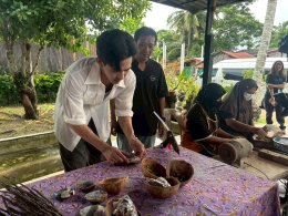 'เต้ย พงศกร' ชวน 'หมอก้อง' ล่องใต้เช็คอินสตูล สัมผัสวิถีสองนํ้าสุดมหัศจรรย์ พร้อมพิสูจน์งานหัตถศิลป์ "กะลาเต่า" มรดกภูมิปัญญาแห่งกะลาบารา ใน "หอมแผ่นดินฯ"
