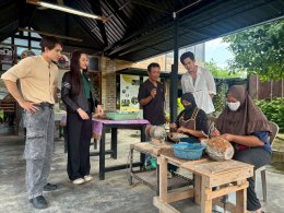 'เต้ย พงศกร' ชวน 'หมอก้อง' ล่องใต้เช็คอินสตูล สัมผัสวิถีสองนํ้าสุดมหัศจรรย์ พร้อมพิสูจน์งานหัตถศิลป์ "กะลาเต่า" มรดกภูมิปัญญาแห่งกะลาบารา ใน "หอมแผ่นดินฯ"