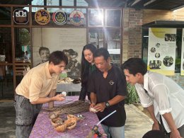 'เต้ย พงศกร' ชวน 'หมอก้อง' ล่องใต้เช็คอินสตูล สัมผัสวิถีสองนํ้าสุดมหัศจรรย์ พร้อมพิสูจน์งานหัตถศิลป์ "กะลาเต่า" มรดกภูมิปัญญาแห่งกะลาบารา ใน "หอมแผ่นดินฯ"