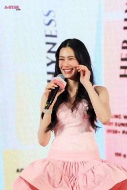 'หลิงหลิง คอง' อวดผิวสวยออร่าท้าแดด เสิร์ฟ Body Sunscreen ฉลอง 2 ปี แบรนด์แอมบาสเดอร์ HER HYNESS