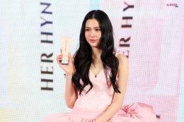 'หลิงหลิง คอง' อวดผิวสวยออร่าท้าแดด เสิร์ฟ Body Sunscreen ฉลอง 2 ปี แบรนด์แอมบาสเดอร์ HER HYNESS