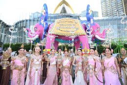 ครั้งแรกของ '4EVE' สลัดลุคเกิร์ลกรุ๊ปสุดฮอตเป็นนางสงกรานต์รากษสเทวี อวดโฉมในชุดไทยงามสง่า นำความวิจิตรปรากฏสู่สายตาคนทั่วโลก  ในงาน "ICONSIAM THAICONIC SONGKRAN 2026"