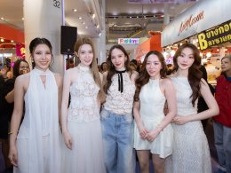 เสิร์ฟความฟิน ห้างแทบแตก ! "AumAum" ครั้งที่ 7 ดึง 4 สาว 'อะตอม-เมอซีเดส-เดวี่-เจนนี่' จากซีรีส์แซฟฟิก "ตะวันระฟ้า" โชว์หวานสะเทือนแฟชั่นไอส์แลนด์