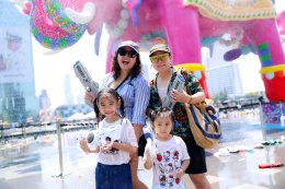 "หลิง-ออม" สวยสะกดงดงามเลอค่า สวมเครื่องเพชร-ทองโบราณงามสง่า ปรากฏโฉมเป็นนางสงกรานต์รากษสเทวี นำขบวนแห่สุดวิจิตรริมเจ้าพระยา ในมหาปรากฏการณ์ "ICONSIAM THAICONIC SONGKRAN 2026"