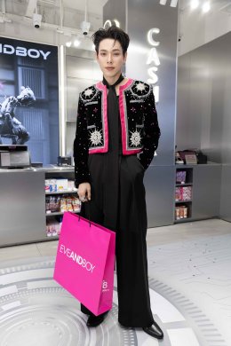 'แม่ชม' ควง 'น้องแอบิเกล' แท็กทีม 'พีพี กฤษฏ์' ฉลอง 20 ปี "EVEANDBOY" พร้อมขนทัพคนดังเปิดแฟล็กชิฟสโตร์ใจกลางสยามสแควร์